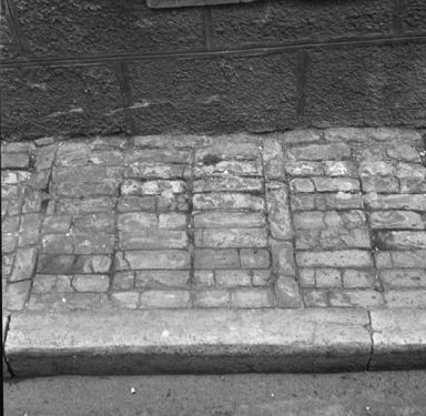 La rue Paul Barrême : trottoir pavé de briques.