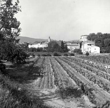 Vue rapprochée, centrée sur le beffroi et le château.