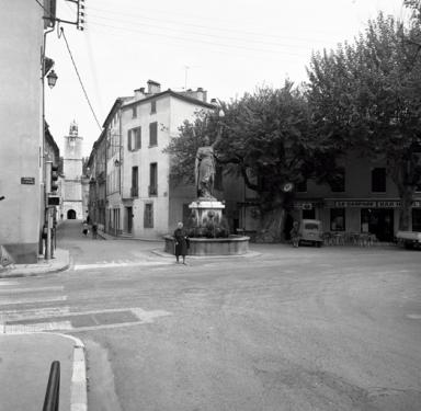 La rue Frédéric Montenard, la place et la fontaine prises du sud.
