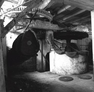 Vue du broyeur et des engrenages en bois.