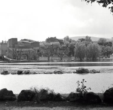 Vue de la rive sud du lac, avec le moulin.