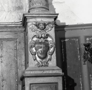 Partie droite, piedroit, détail : écu.