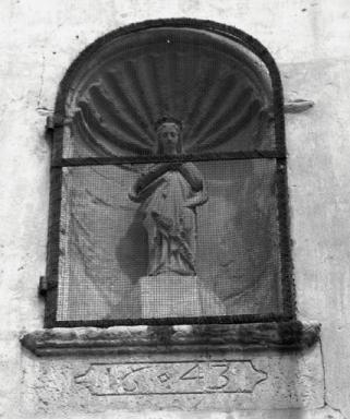 Façade latérale sud : niche et inscription.