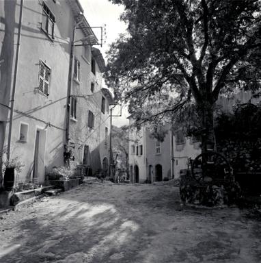Rue, vue prise de l'ouest. Au premier plan, fontaine et four.