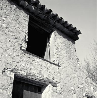 Façade antérieure, baie de l'étage et linteau de porte..