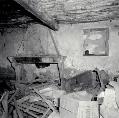 Rez-de-chaussée : cheminée et placard.