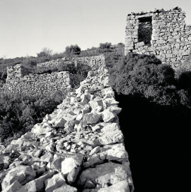 Vue d'ensemble. A gauche, pigeonnier et volière, à droite, logis ouvrant sur une terrasse.