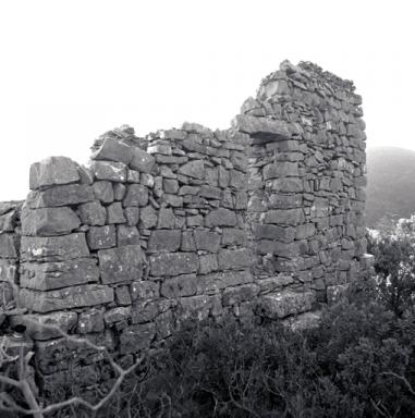 Façade postérieure, porte et escalier accédant directement à l'étage.