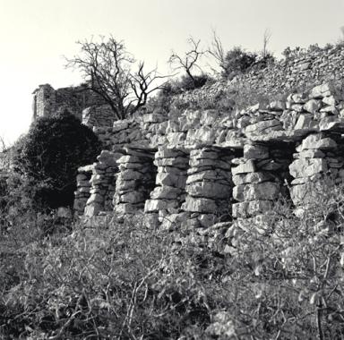 Ruchers, restanques et cabanon.