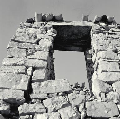Façade, fenêtre du deuxième niveau et chaîne d'angle.