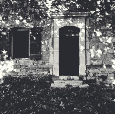 Logis, façade antérieure, premier niveau : porte et fenêtre.