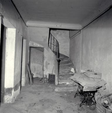 Logis du maître : hall et départ de l'escalier.