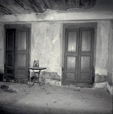 Logis du maître : salle à manger, placards muraux.
