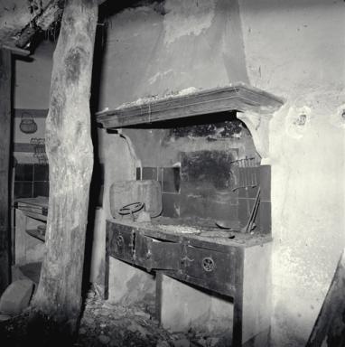 Logis du maître : cuisine, potager et cheminée.