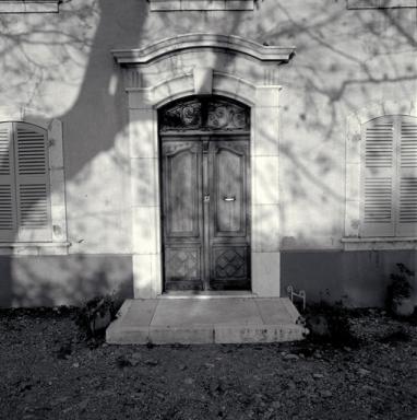 Façade antérieure, porte d'entrée.