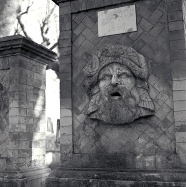 Fontaine : masque central.