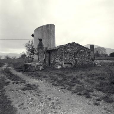 Pigeonnier, loge à cochons et puits.