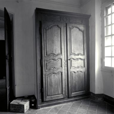 Logis du maître, premier étage, pièce sud : armoire murale.