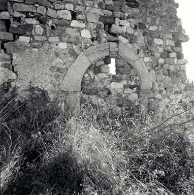 Façade ouest : porte murée.