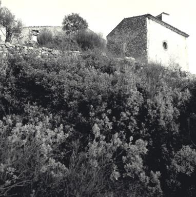 Ruines du prieuré de la chapelle Sainte-Christine (Cuers) et chapelle Sainte-Christine (Solliès-Pont) : façade occidentale et mur pignon nord.