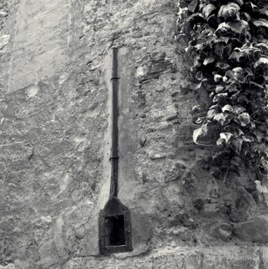 Angle nord-ouest : ancien dispositif pour l'éclairage.