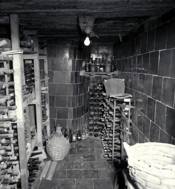 Angle nord-est de la parcelle : cuve à vin.