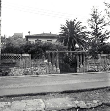 Avenue G. Pri. Portail d'entre et mur de clture.