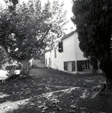 Vue d'ensemble des façades postérieures.