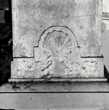 Détail du portail : décor d'une pile.