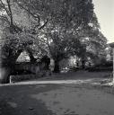 Place : fontaine, arbre de la liberté, pont et chapelle Saint-Louis.