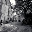 Rue, vue prise de l'ouest. Au premier plan, fontaine et four.