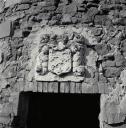 Pigeonnier : armoiries sculptées au-dessus de la porte.