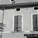 Détail de la façade sud, décor géométrique au fer.