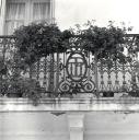 Détail de la façade principale : ferronnerie du balcon avec monogramme PTT.