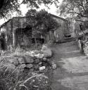 Chemin montant à Sainte-Croix. Maison et remise. Vue d'ensemble prise du sud-est.
