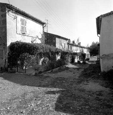 Vue en enfilade de façades antérieures, prise de l'ouest.