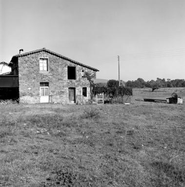 Vue d'ensemble de la façade antérieure.