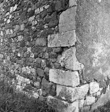 Angle nord-ouest, chanage d'angle, pierre de taille remploye.