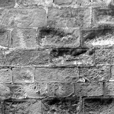 Mur nord, dtail : bossage et marques de tacheron.