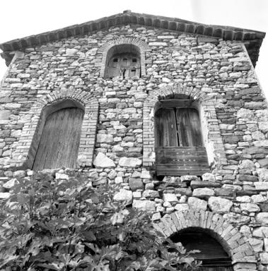 Façade sud, deuxième et troisième niveaux, encadrement de baies.