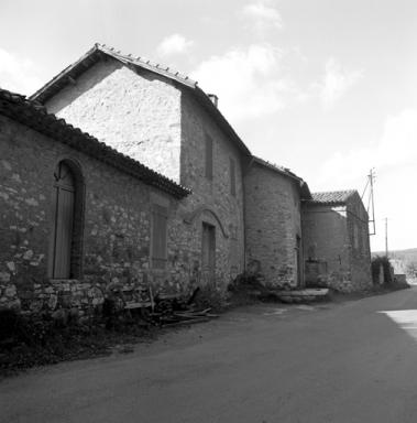 Façades antérieures, vue en enfilade prise du sud.