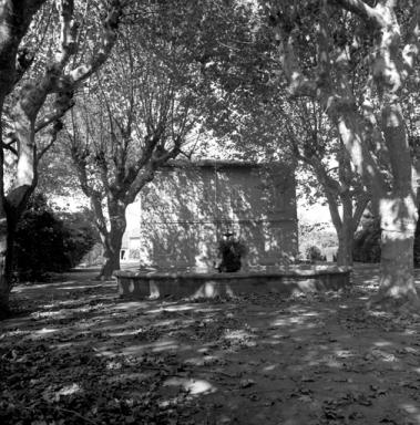 Façade est de la maison de maître, fontaine et bassin, vue prise du sud.