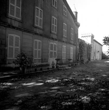 façade est de la maison de maître et des bâtiments d'exploitation, vue en enfilade prise du sud.
