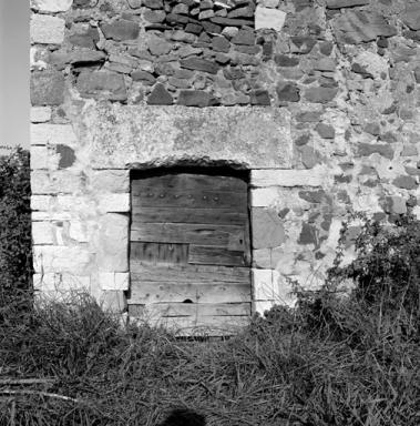 Faade antrieure, dtail : linteau de porte monolithe.
