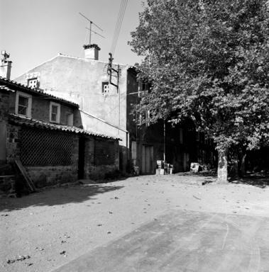 Vue d'ensemble des façades antérieures des communs et du logis.