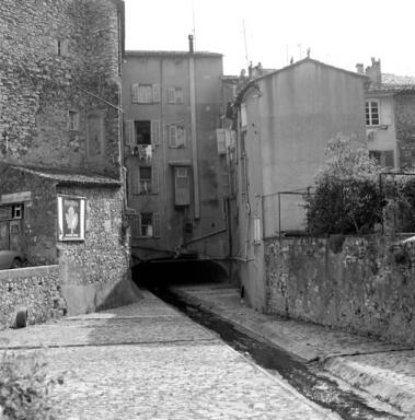 Passage du ruisseau de Soliès sous les habitations.
