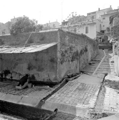 Rue avec calade et pas-d'âne.