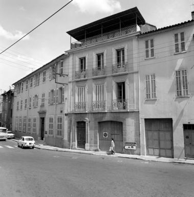 Alignement de maisons, rue Jean-Jaurès, rue Victor-Hugo.
