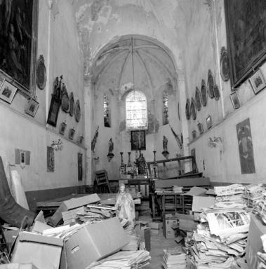 Intérieur. Noter le grand nombre d'ex-voto circulaires.