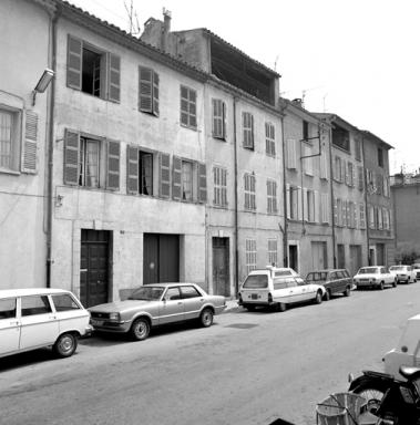 Greniers terrasses aménagés au-dessus des corniches.